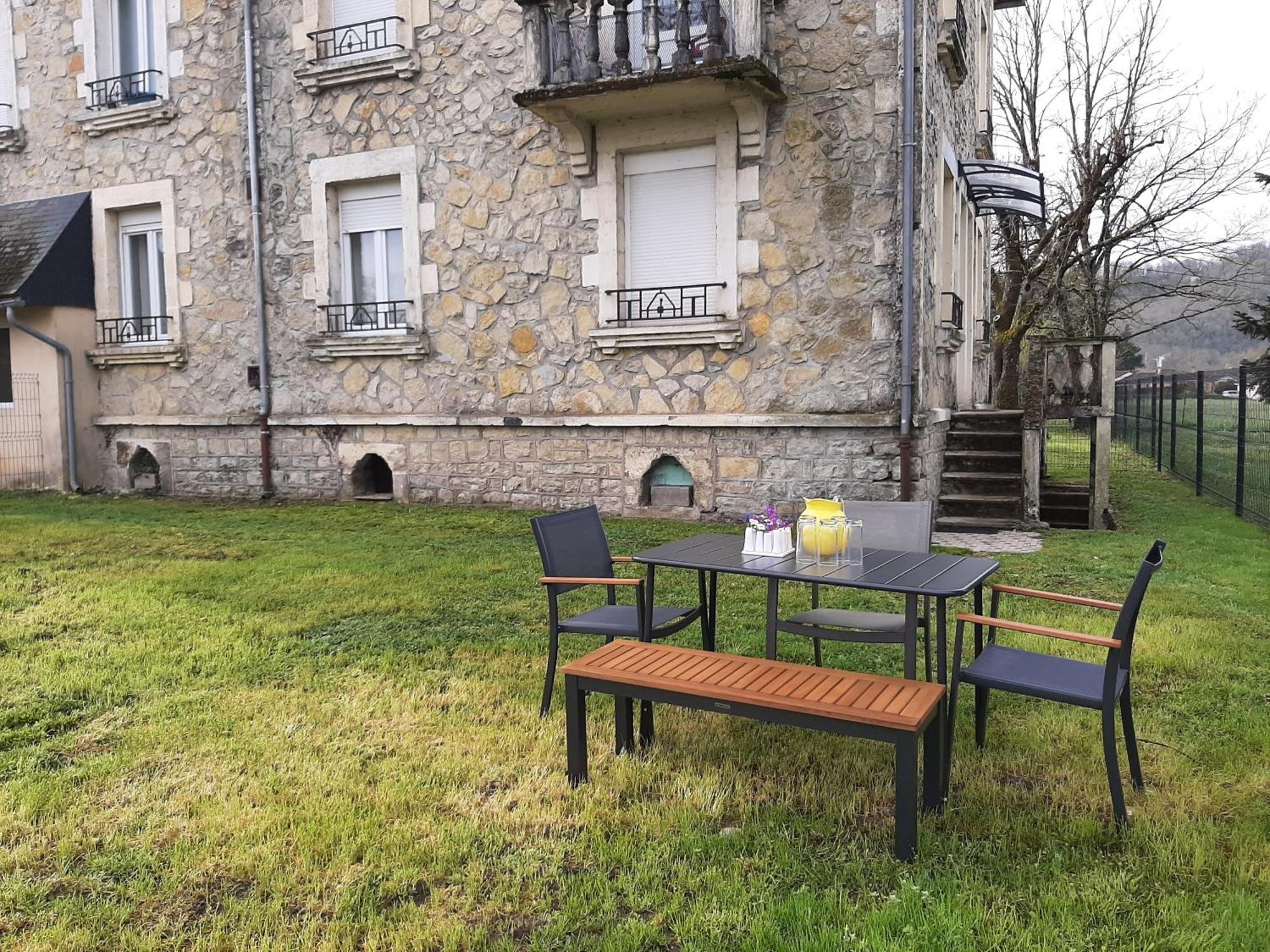 Grand Appartement Avec Jardin Bretenoux المظهر الخارجي الصورة